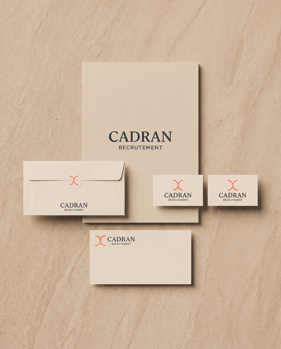 Planche d'identité Cadran : chemise, deux cartes de visite côte à côte et carte de correspondance, au monogramme de deux arcs qui se rejoignent